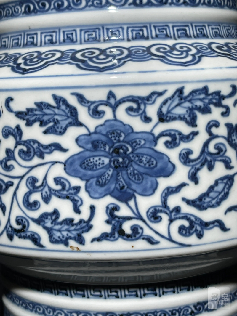 清乾隆 青花缠枝莲纹花觚 - 图5
